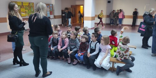 Dzieci w budynku szkoły.