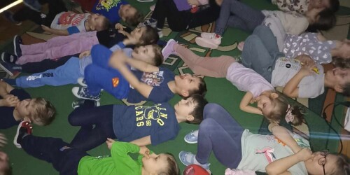 Dzieci oglądają seans o kosmosie.