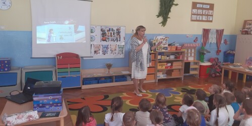 Dzieci słuchają treści czytanego opowiadania.